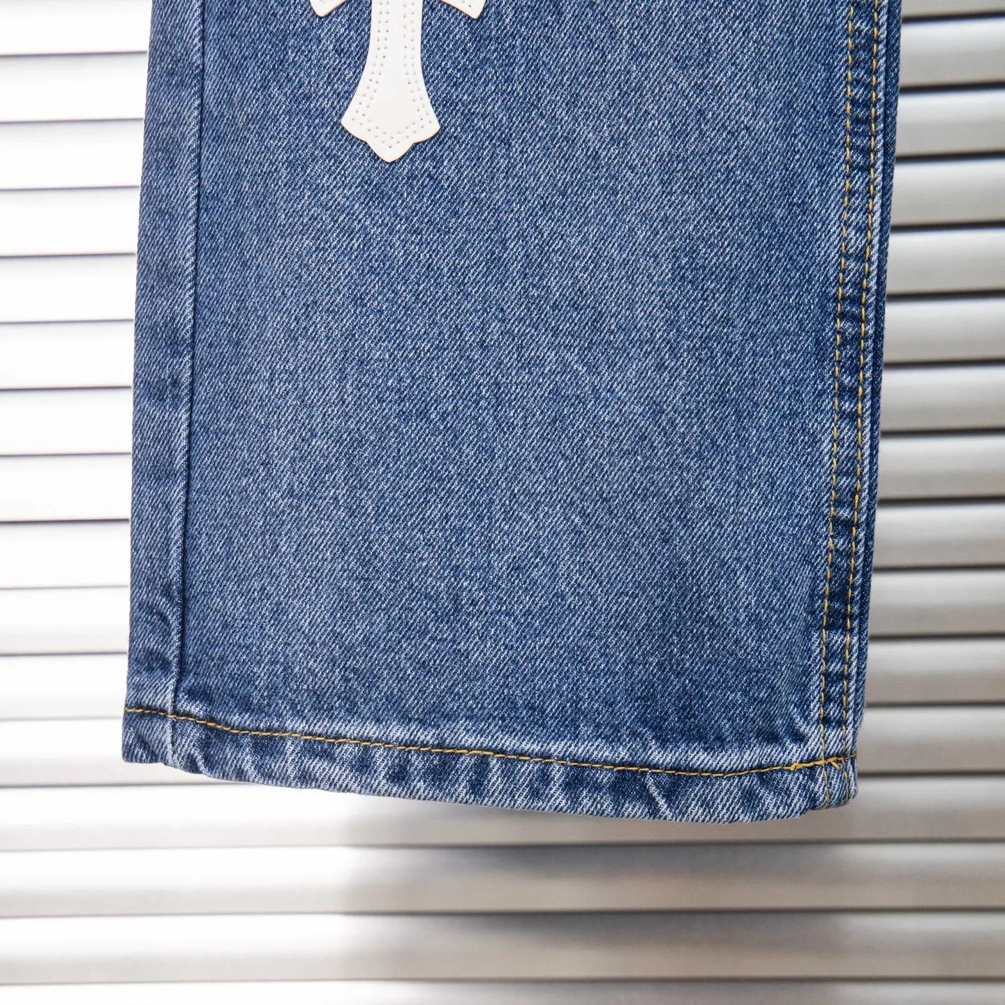 P260 Chrome Hearts light blue pants, Sanskrit blue and white patchwork leather jeans. CH jeans need to be washed and then disassembled and hand-stitched with sheepskin cross leather and then spliced ​​together. The whole piece has too many craftsmanship to explain. The patchwork cross pattern is embellished, and the high-waisted washed jeans! ! Absolutely high-end luxury products, god-level single products and super popular products, made with top heavy industry, a must-see magic weapon. Customized hardware. The fabric is thick and soft after washing. It has good breathability. Customized small leather label. Unique design. The details are simple and elegant, and the workmanship is exquisite. The entire trousers are neatly routed and the details are in place! It’s so cool that both men and women can easily control the genderless trend! Style number: 1805# Color: blue Size: 28 30 32 34